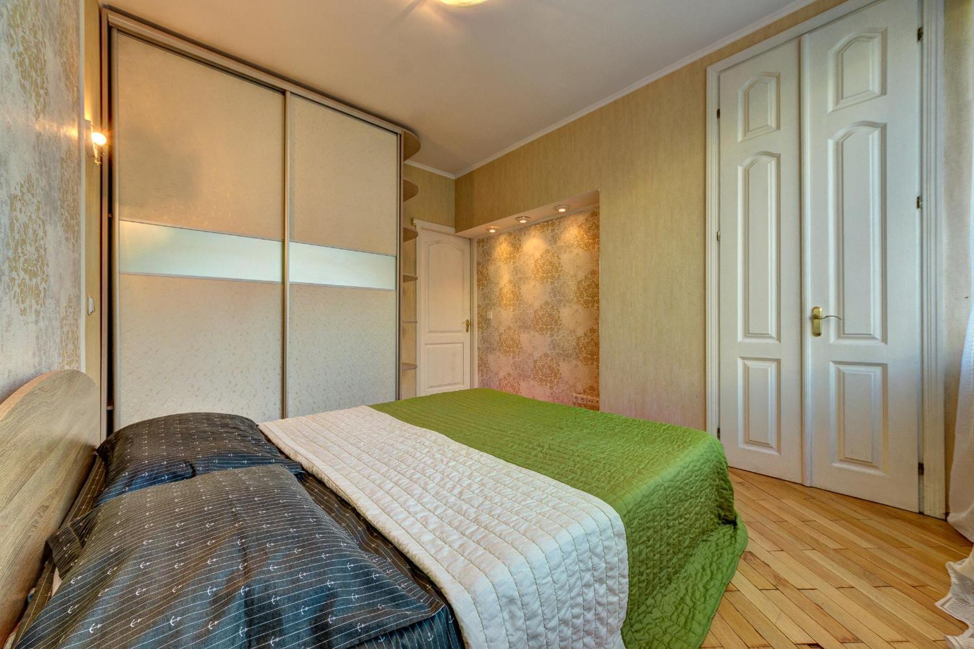 3-кімнатні в центрі, поруч ст. м. університет Apartment *