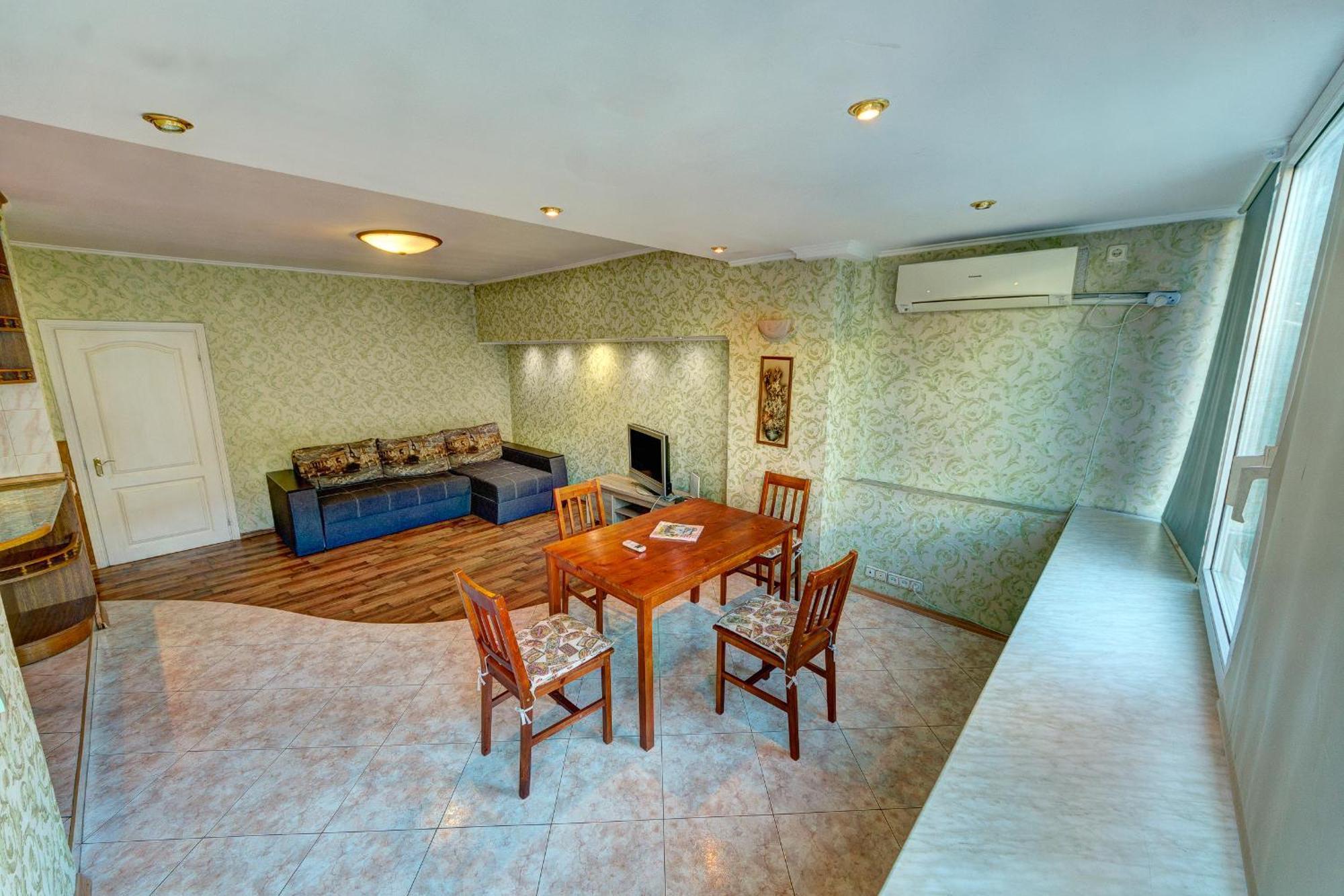 3-кімнатні в центрі, поруч ст. м. університет Apartment